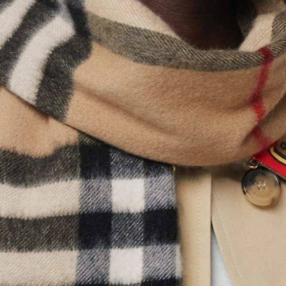 💯 Authentic Burberry Scarf - Picture 7 of 7